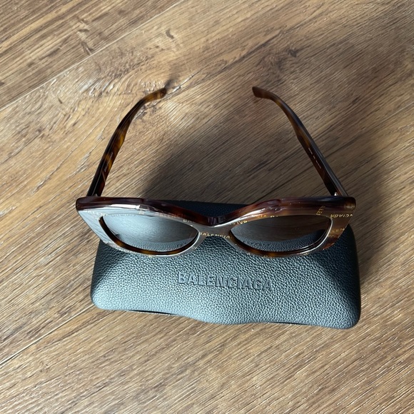 BALENCIAGA-AUTHENTIC (NWT) Tortious Shell, Gold Logo Iridescent Sunglasses - Picture 6 of 16